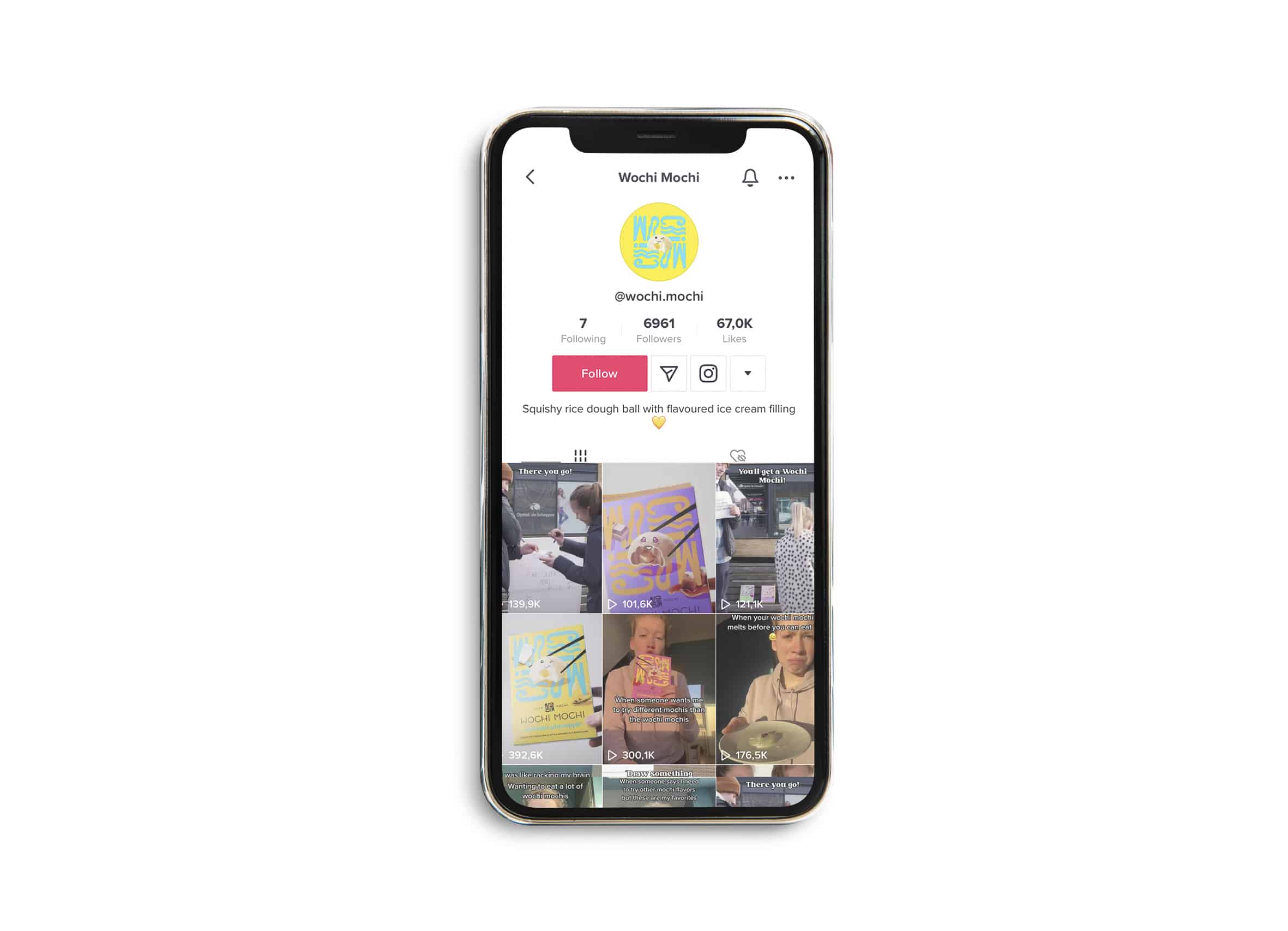 een zwarte telefoon met een tiktok account erop